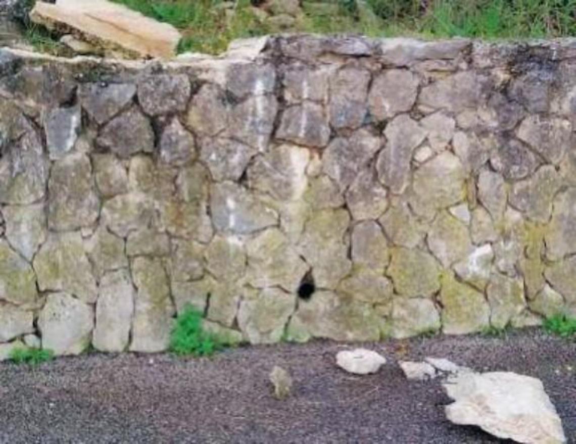 Vandali e incivili in azione: demolito un muretto. I residenti invocano le telecamere
