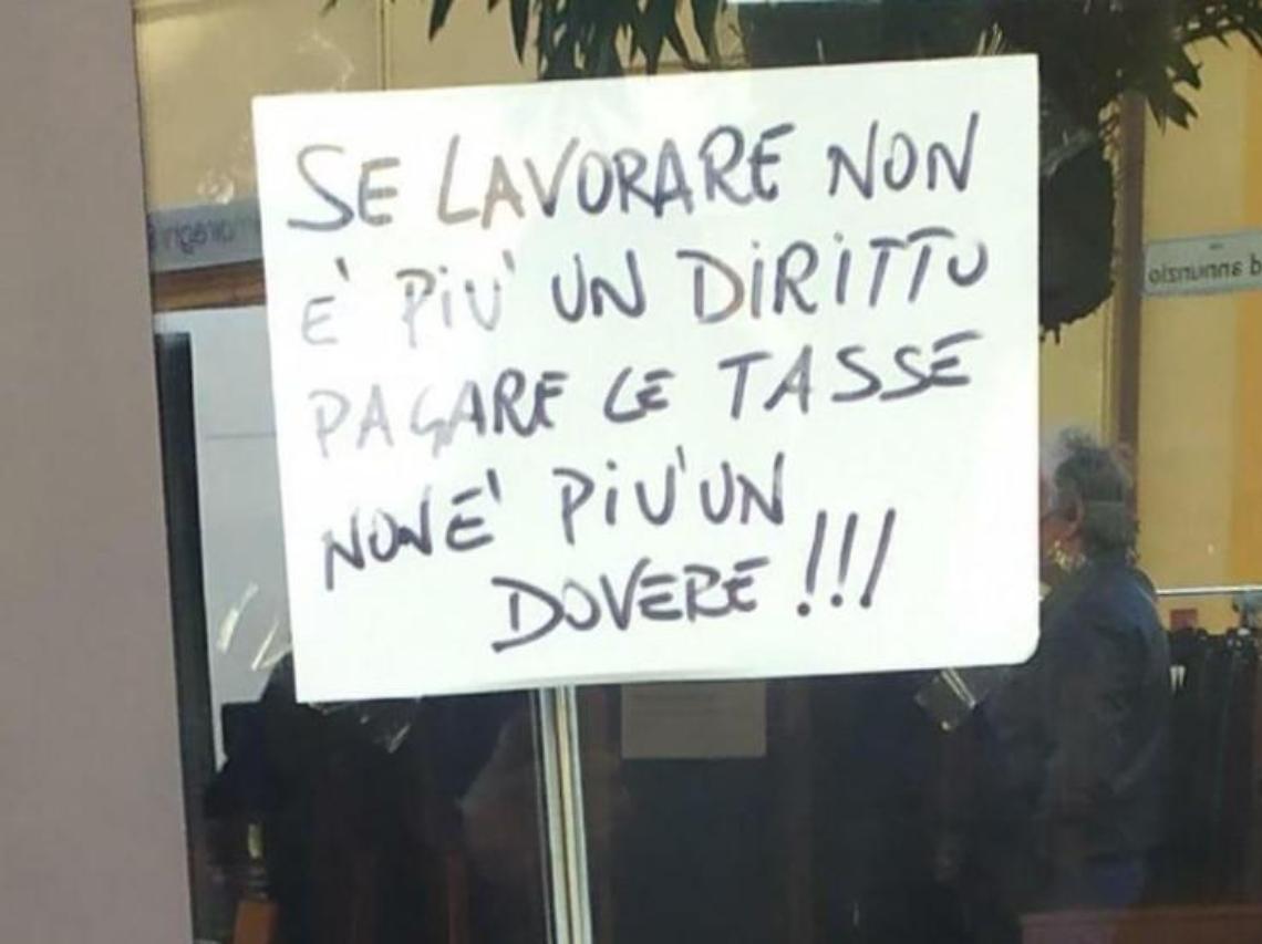 Covid, crisi e disperazione: la protesta "silenziosa" di un commerciante