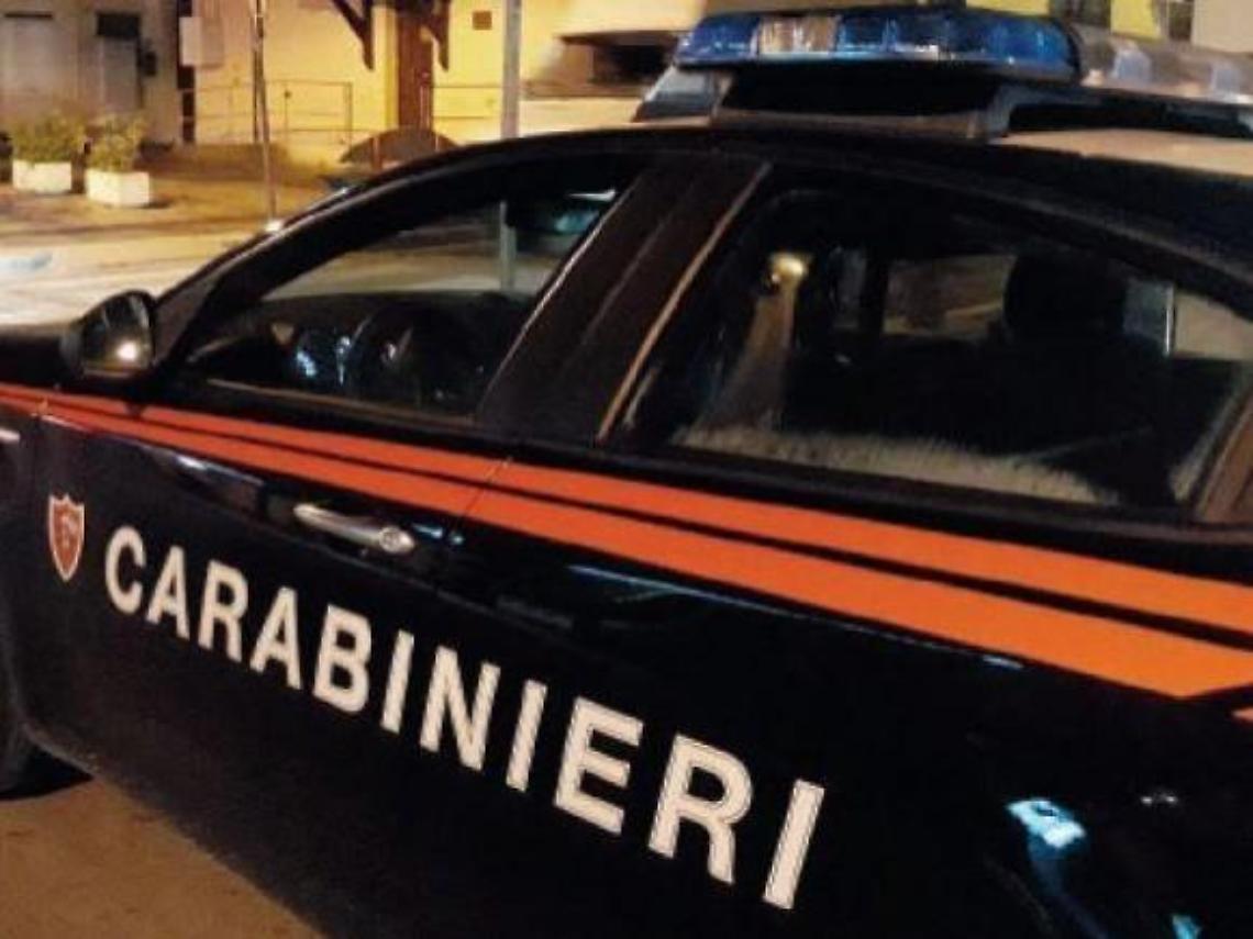Fugge con il figlioletto per non riportarlo dalla madre ma si ribalta con l'auto