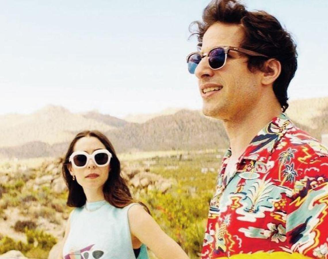 Per ridere e pensare: su Prime Video arriva l'atipica comedy 'Palm Springs'