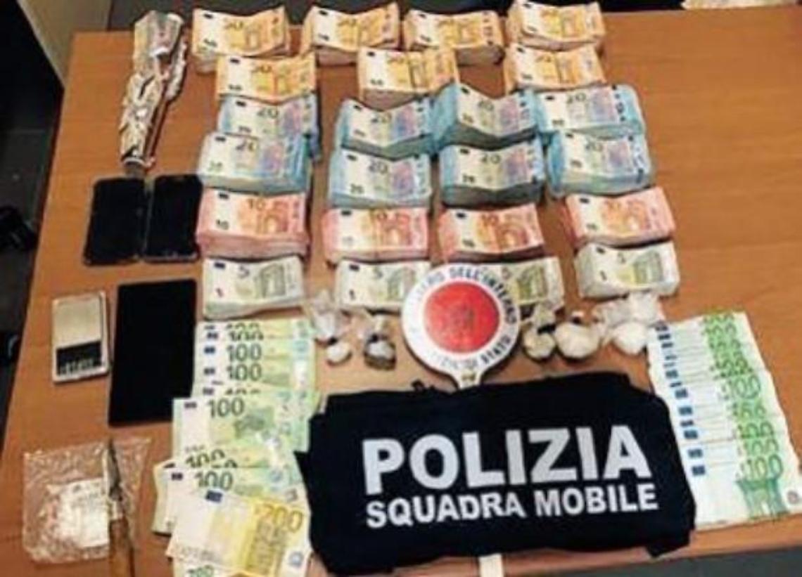 Cocaina e contanti, ai domiciliari resta solo il figlio. Scarcerati i genitori