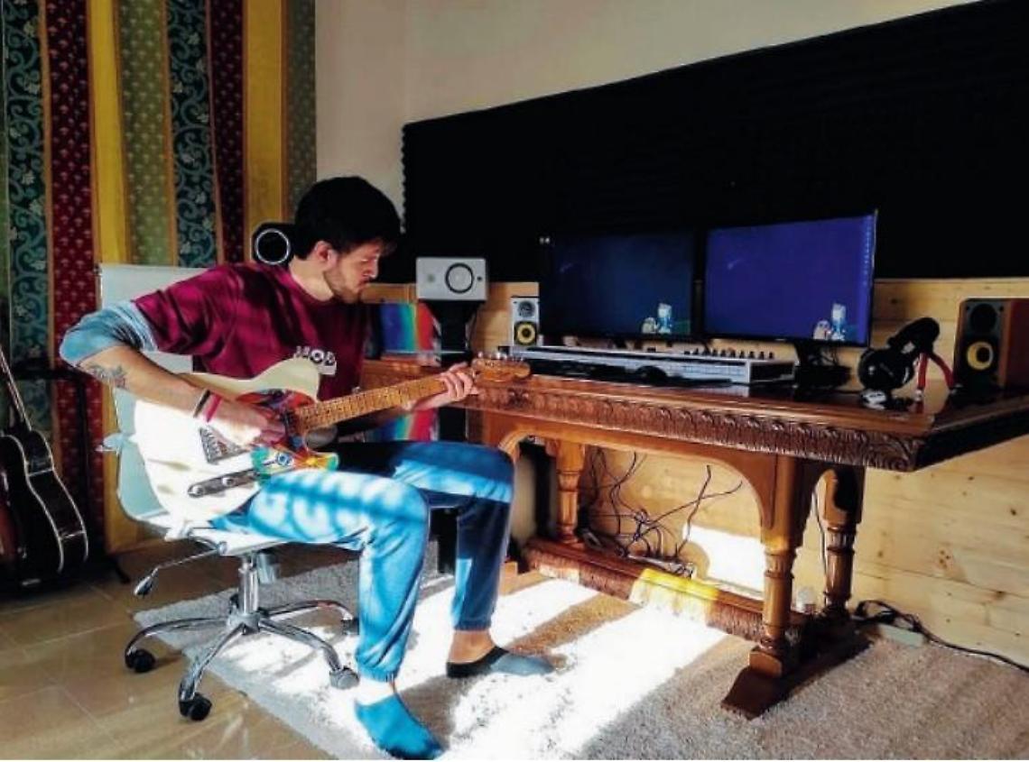 Giovanni Cristian Marrocco...Con la chitarra intona il suo sogno