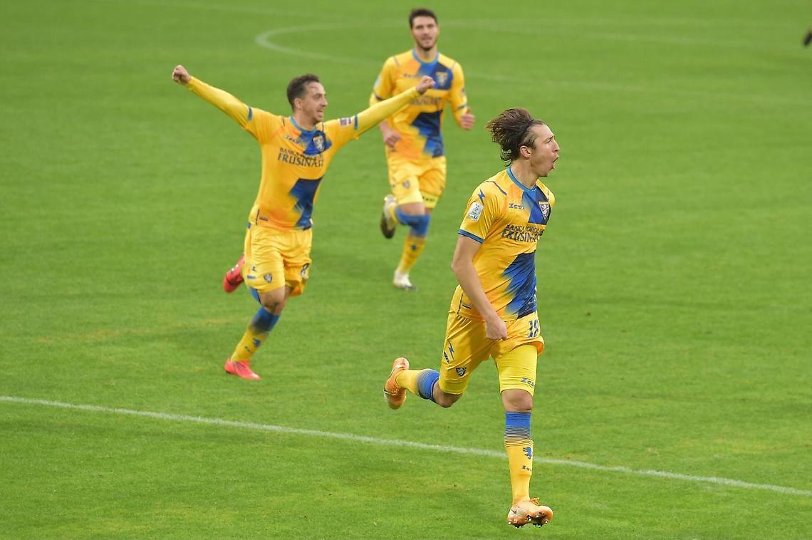Pazza partita del Frosinone, da 0-2 a 3-2: battuto il Chievo