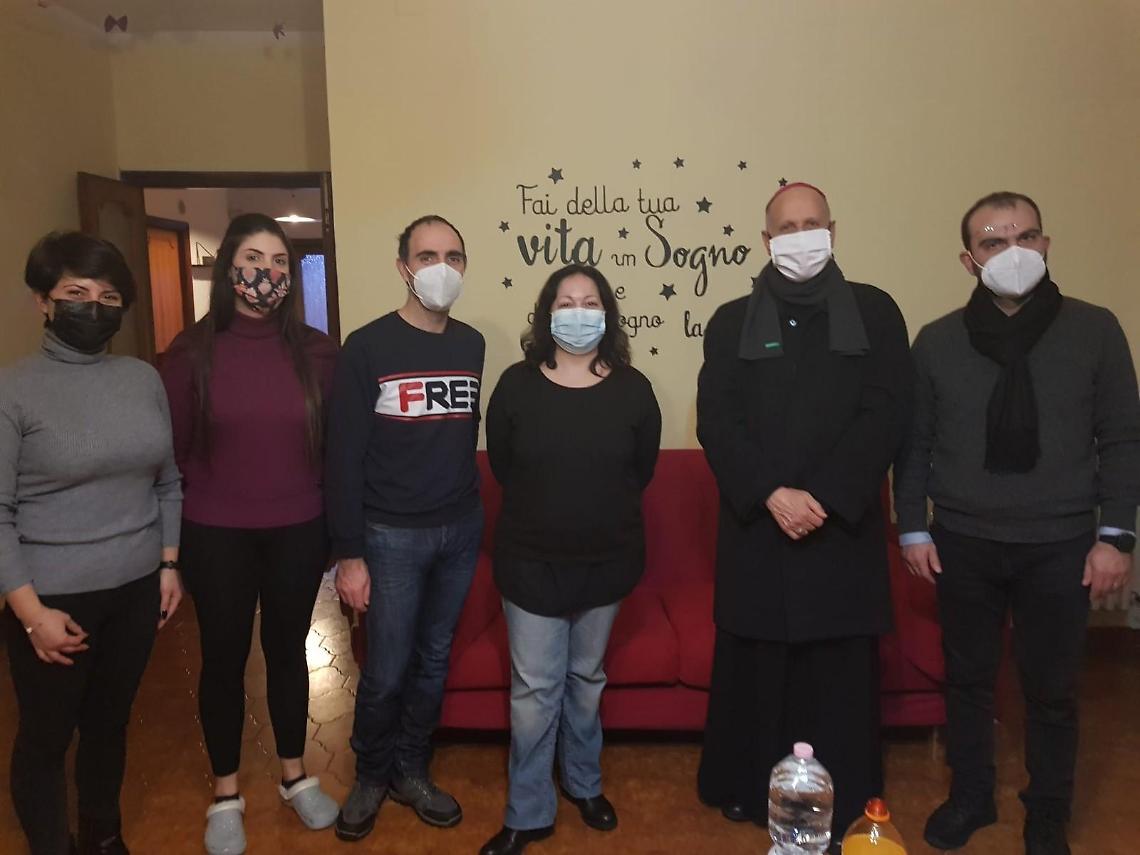 Il vescovo Antonazzo tra i ragazzi della casa famiglia "Kirikù"