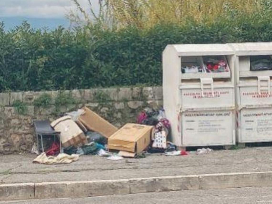 Abiti usati nel mirino: diminuiscono i secchi ma non i raid notturni