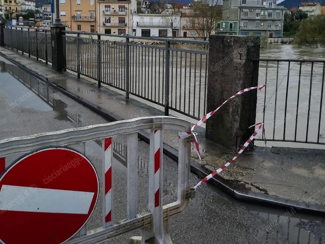 Pontecorvo, il fiume Liri è in piena e fa paura: chiuso il vecchio ponte