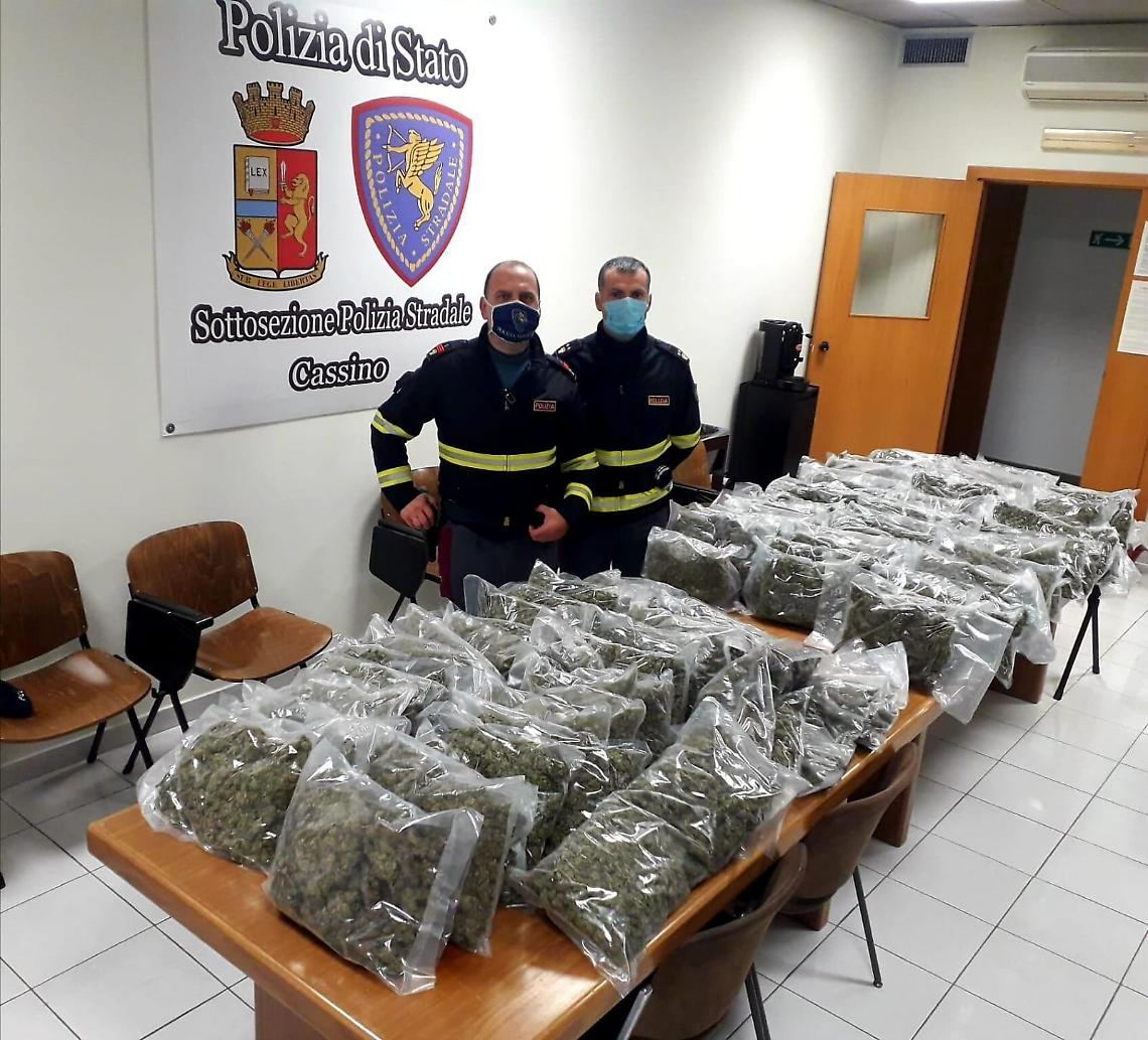 Nasconde oltre 50 kg di marijuana in due piumoni: arrestato corriere della droga