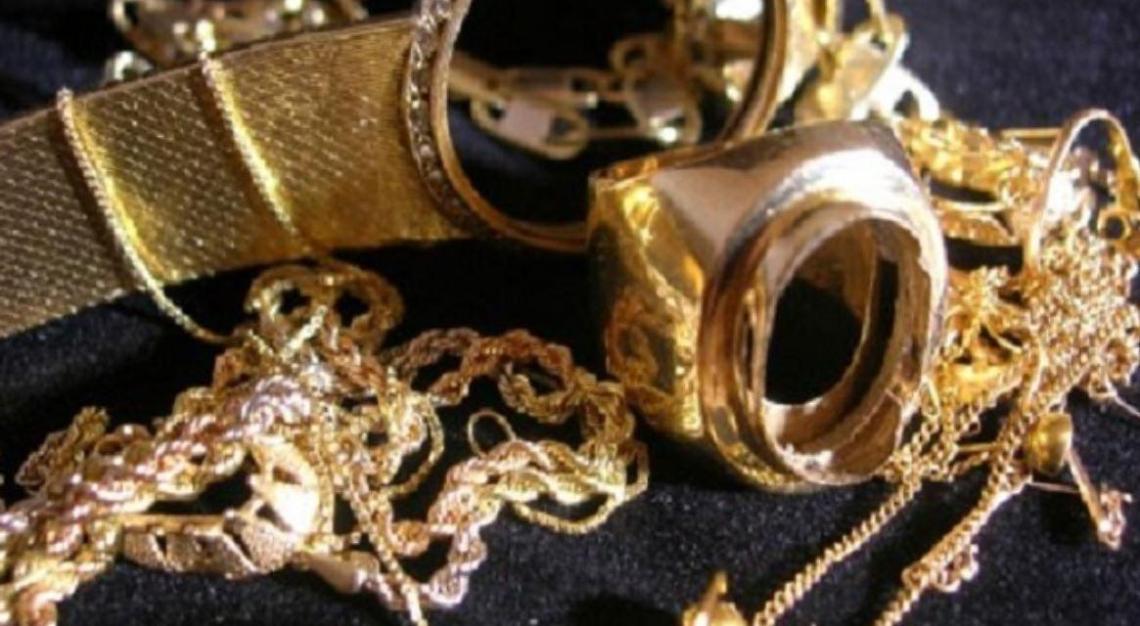 Finti gioiellieri raggirano un'anziana. Spariti i gioielli... veri