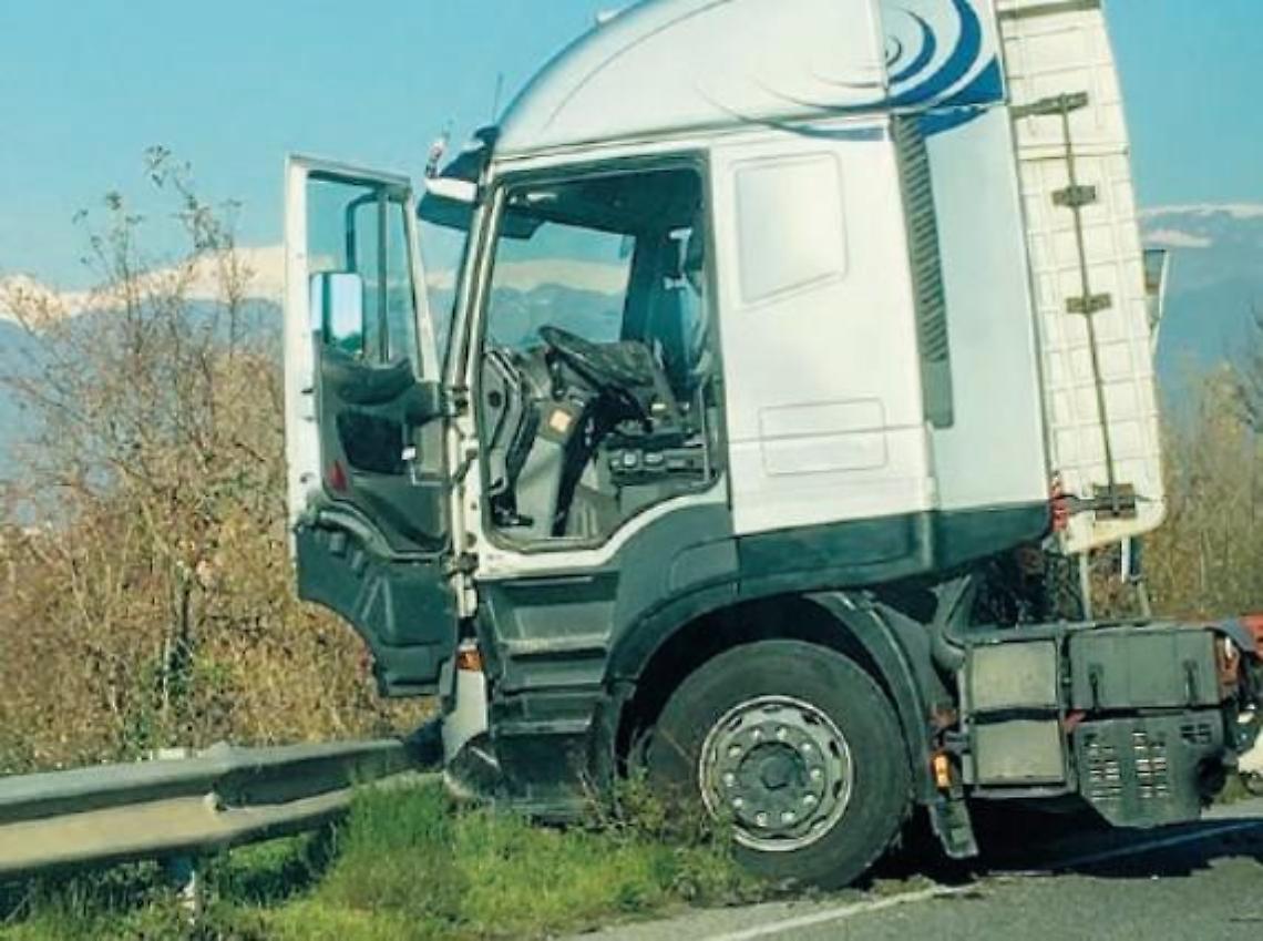 Guasto ai freni, tir fuori controllo sulla superstrada: tragedia sfiorata