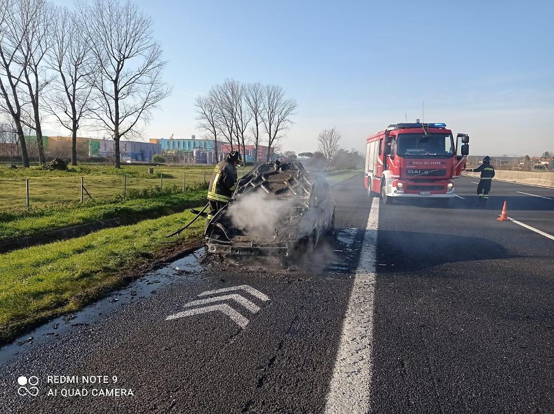 Vettura in fiamme sull'autostrada, momenti di panico e traffico in tilt