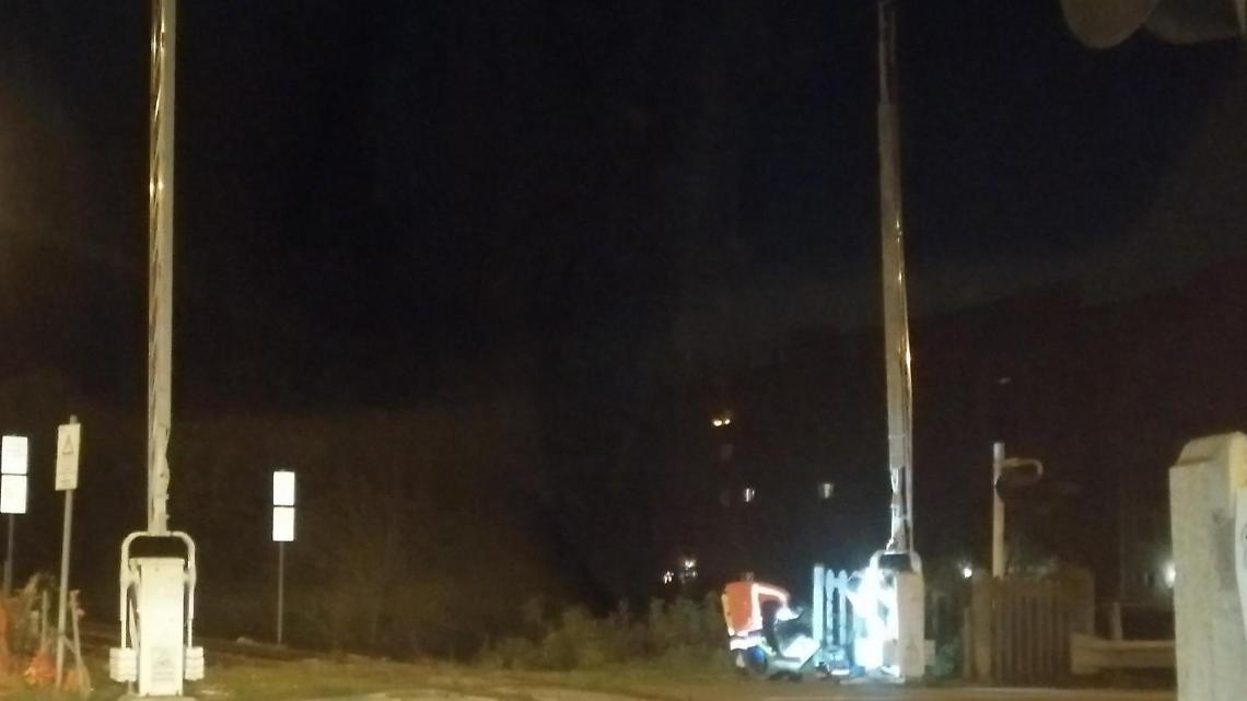Ancora problemi al passaggio a livello, la sbarra resta aperta: pericolo scampato