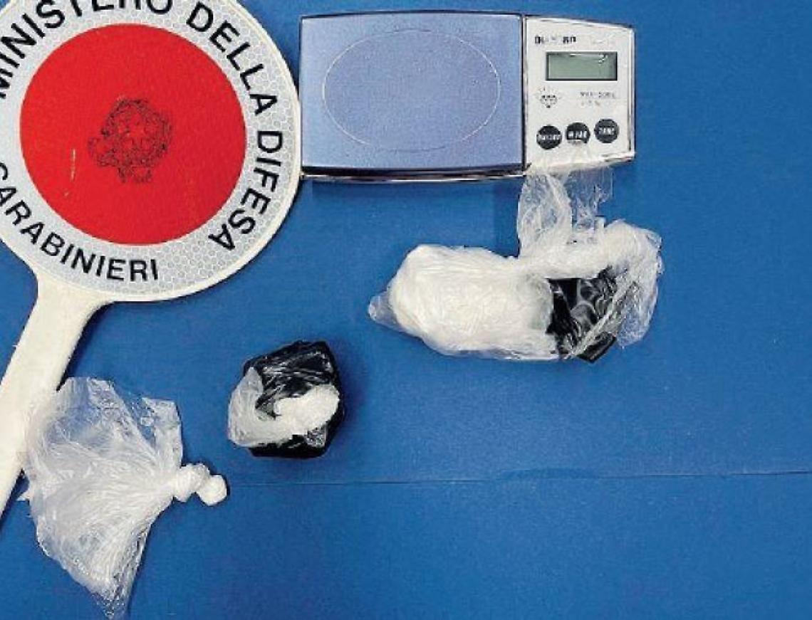 Cocaina in viaggio con destinazione lo sballo delle feste: bloccato un corriere