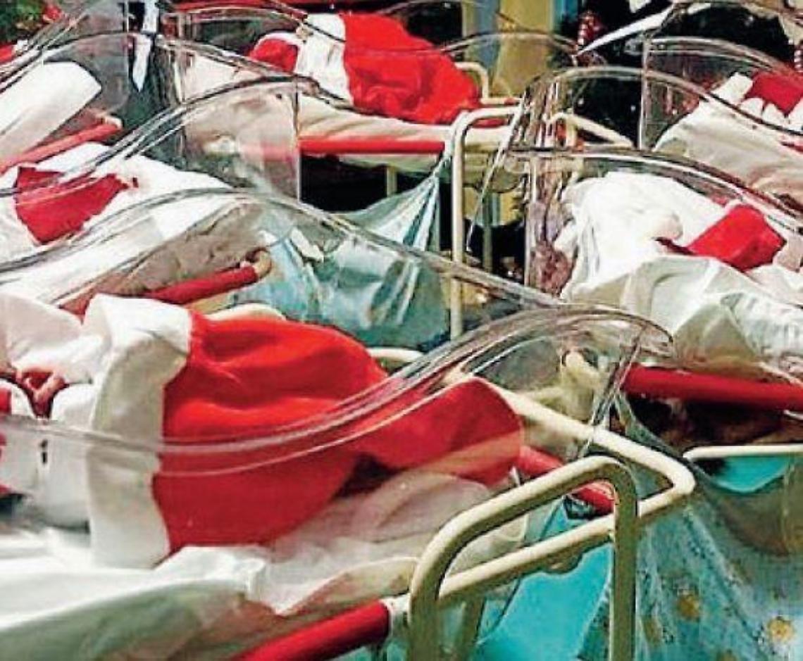 I neonati indossano la speranza: il Santa Scolastica illumina il Natale