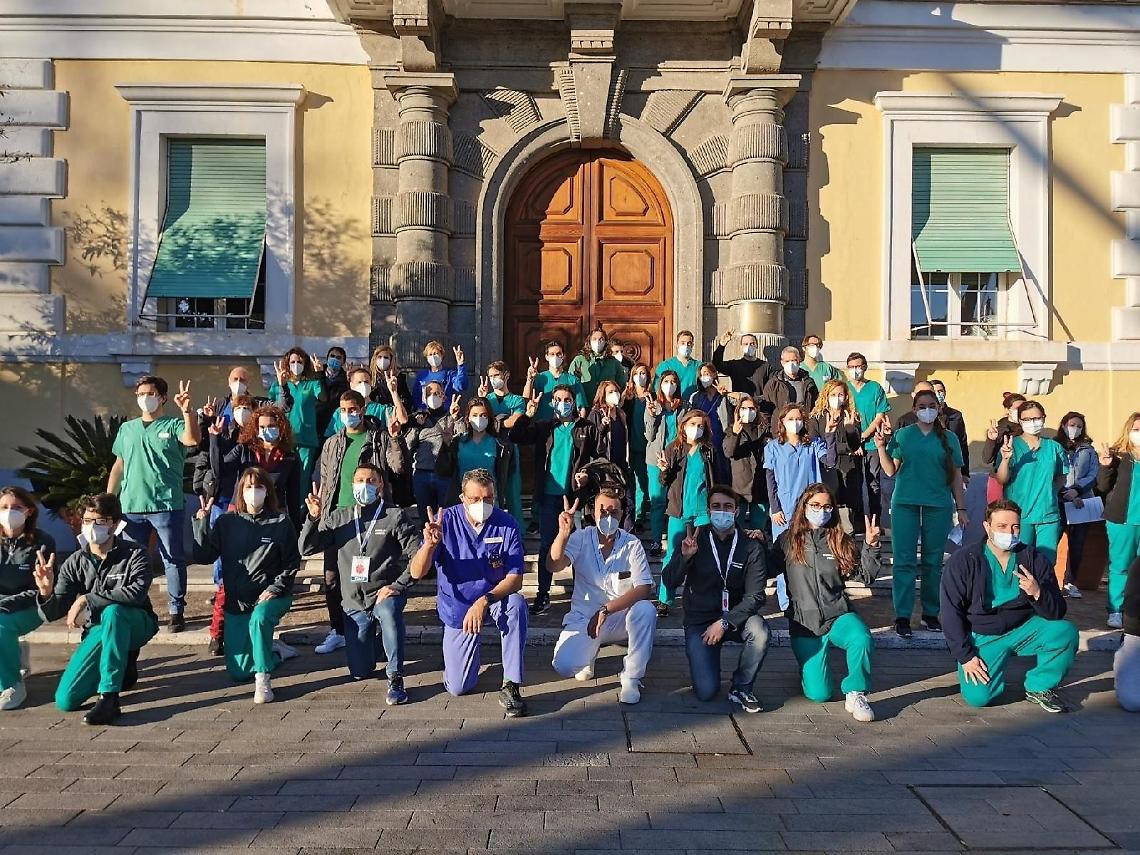 Covid, vaccini: allo Spallanzani è l'ora delle Unità mobili. Anche una famiglia di medici