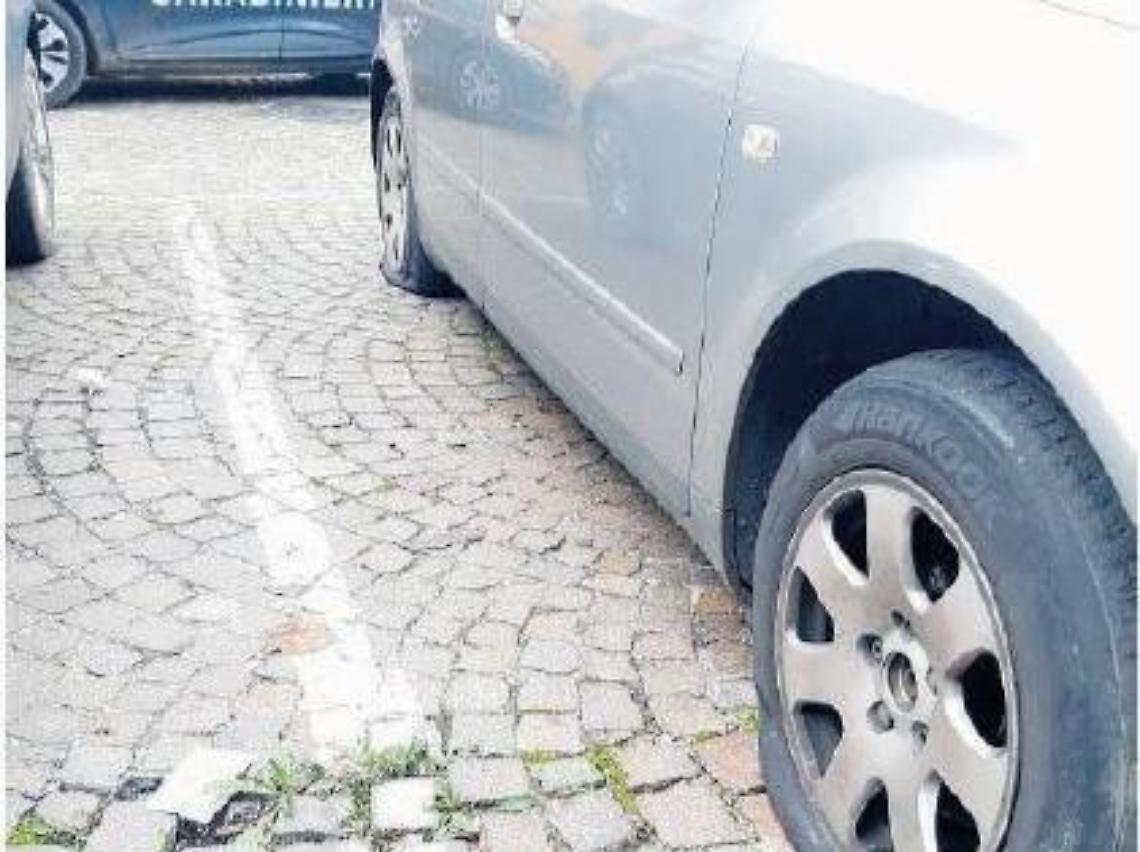 Danneggia 31 auto parcheggiate: giovane inseguito e denunciato