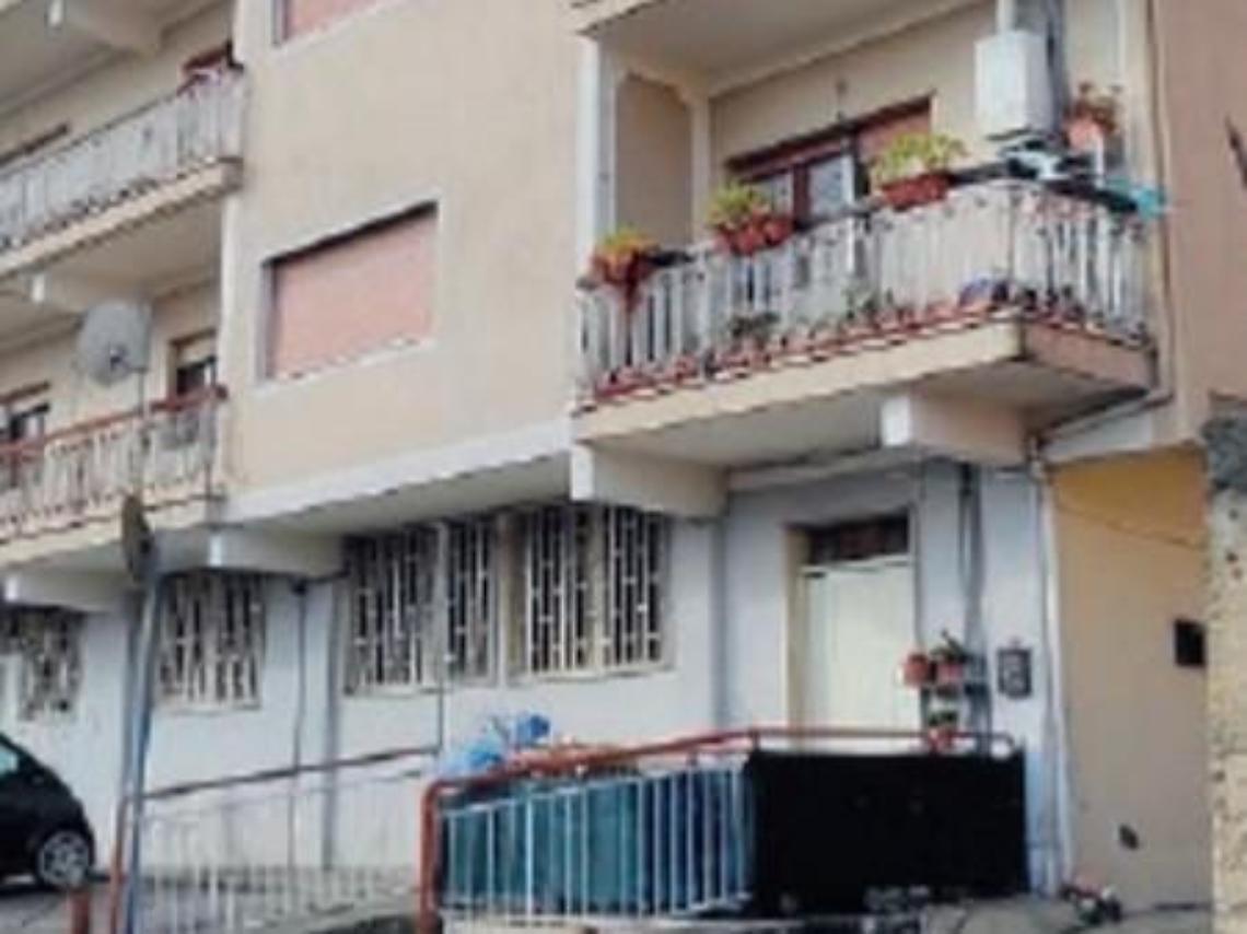 Palazzo a rischio crollo, sgomberate 8 famiglie: 20 persone restano senza casa
