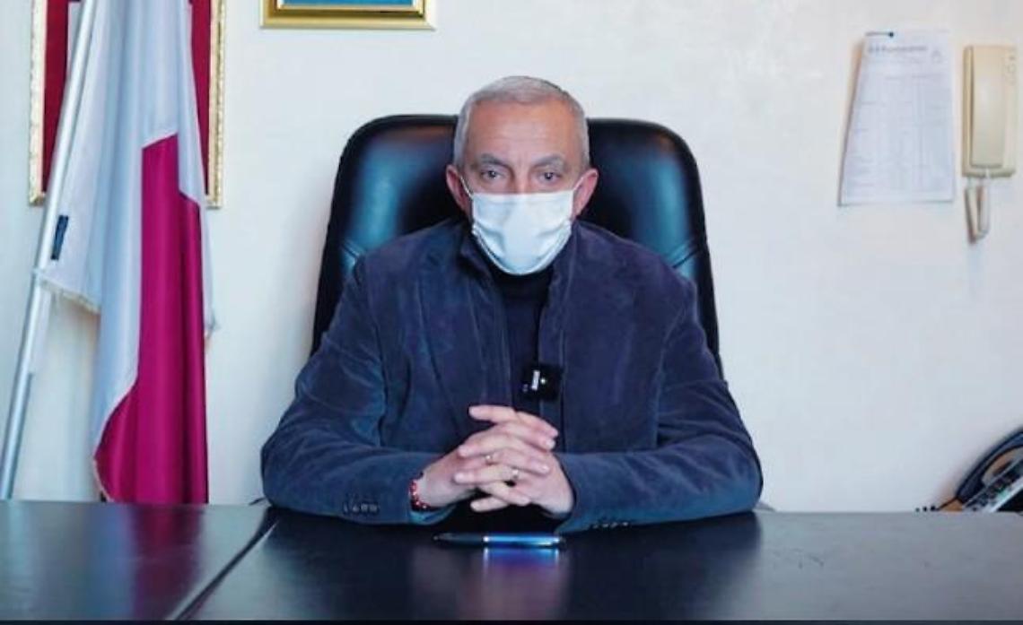 Covid, basta con la “caccia all'untore”: l'appello del sindaco