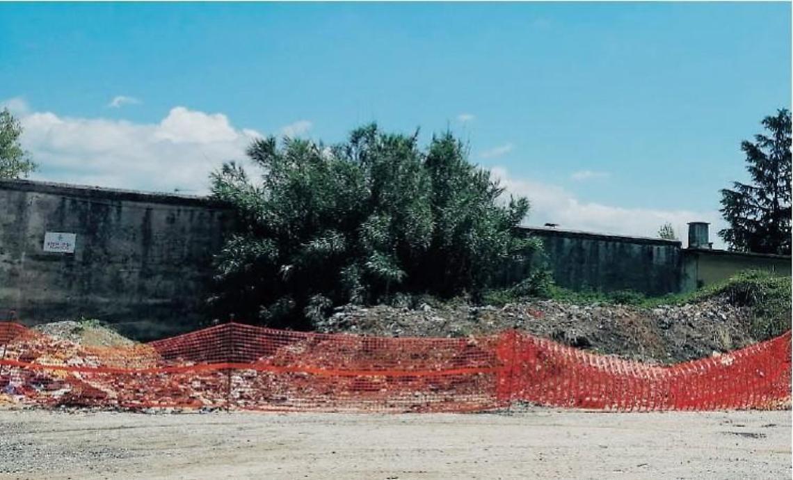 Cumulo di rifiuti davanti all'ecocentro: l'amianto frena la bonifica