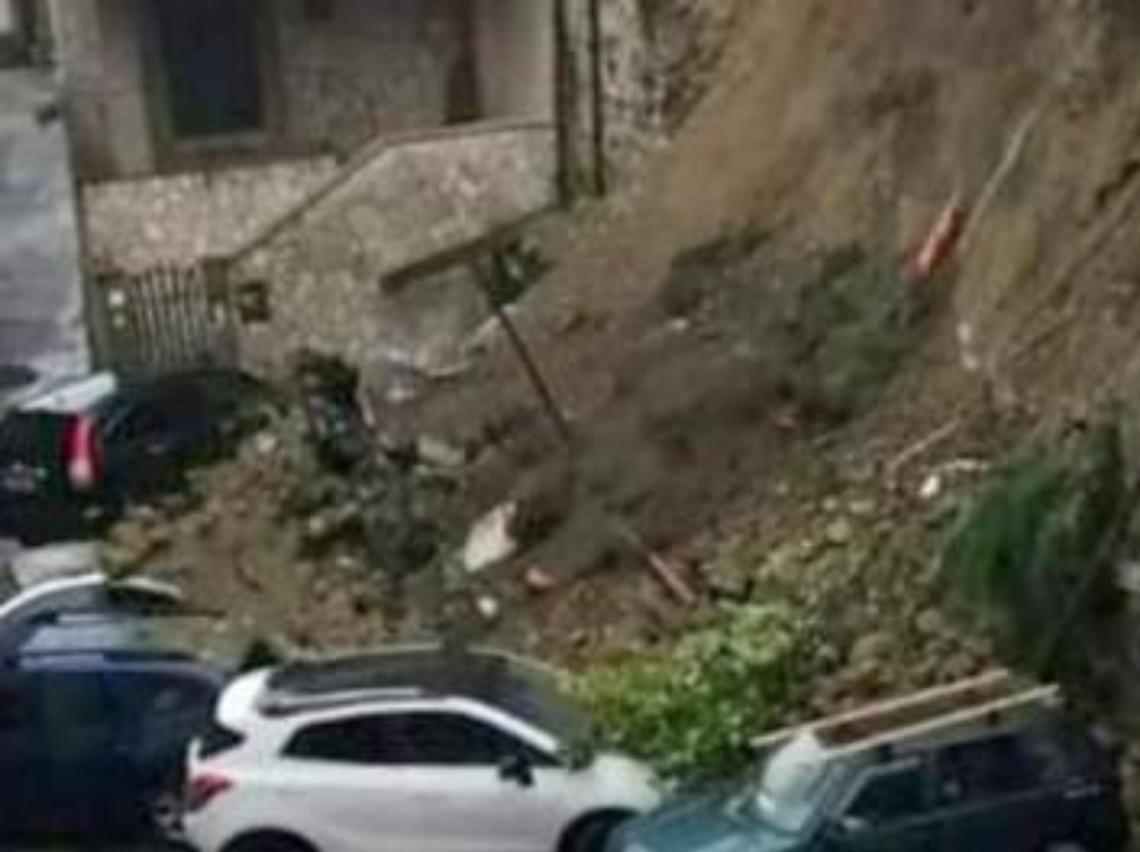 Maltempo, frana muro di contenimento: auto travolte dai detriti. Tragedia sfiorata