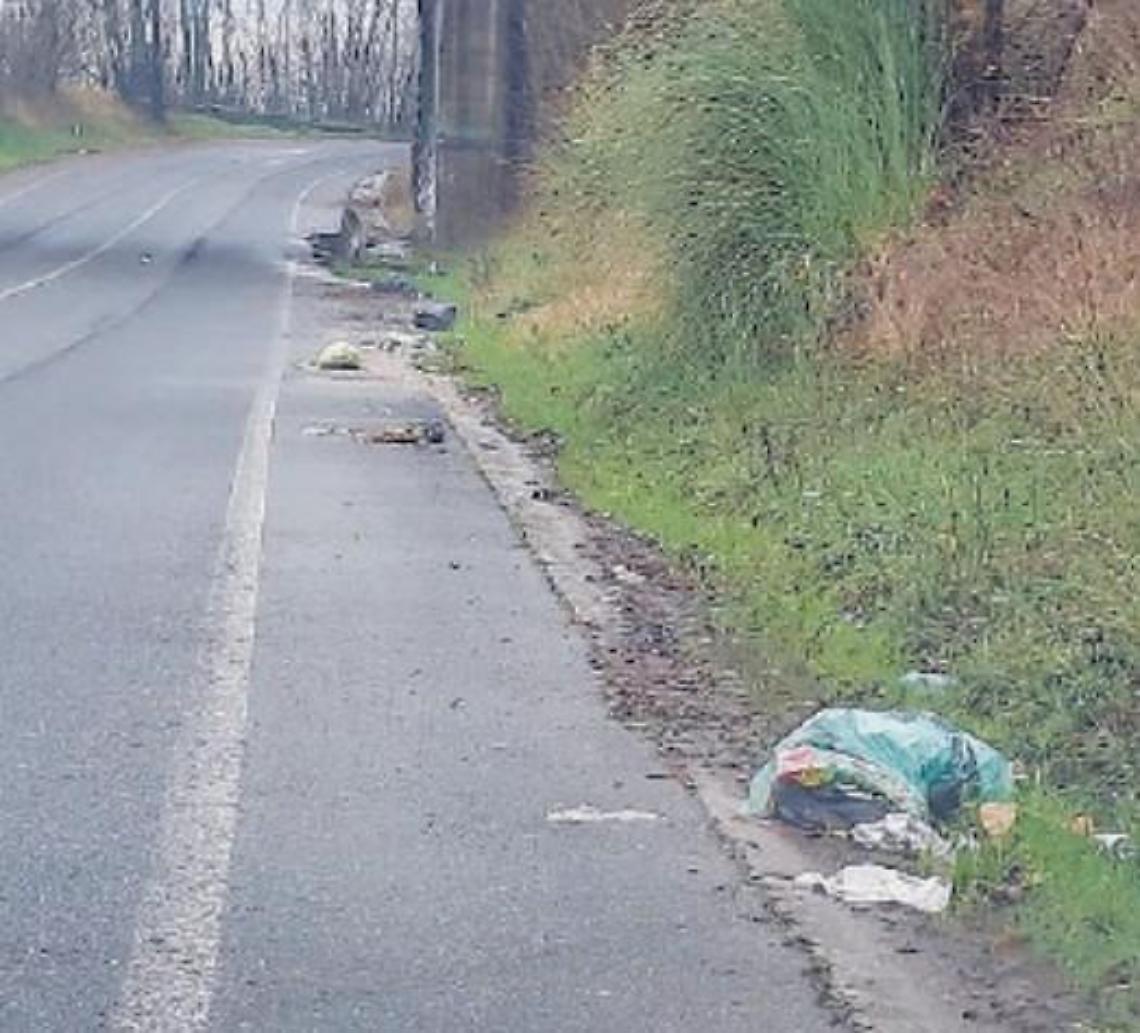 Rifiuti lanciati dalle auto in corsa: furbetti in azione durante le feste
