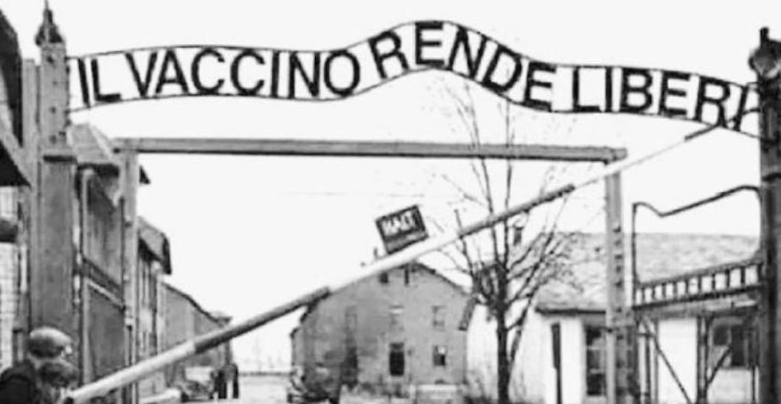 "Il vaccino rende liberi" su foto Auschwitz: il consigliere Ferrara nella bufera
