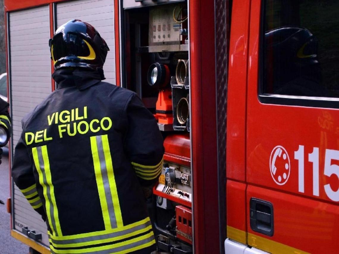 Auto in fiamme, proprietario cerca di spegnere il fuoco: panico nel rione Civette