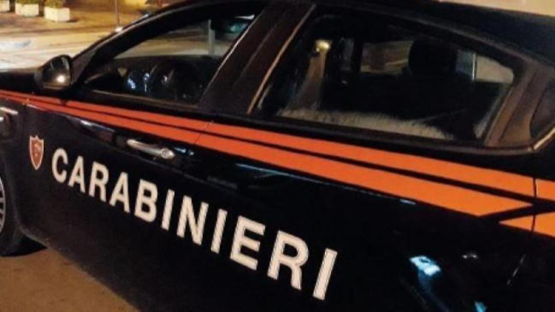 Al volante con la droga nascosta in un borsello: giovane nei guai