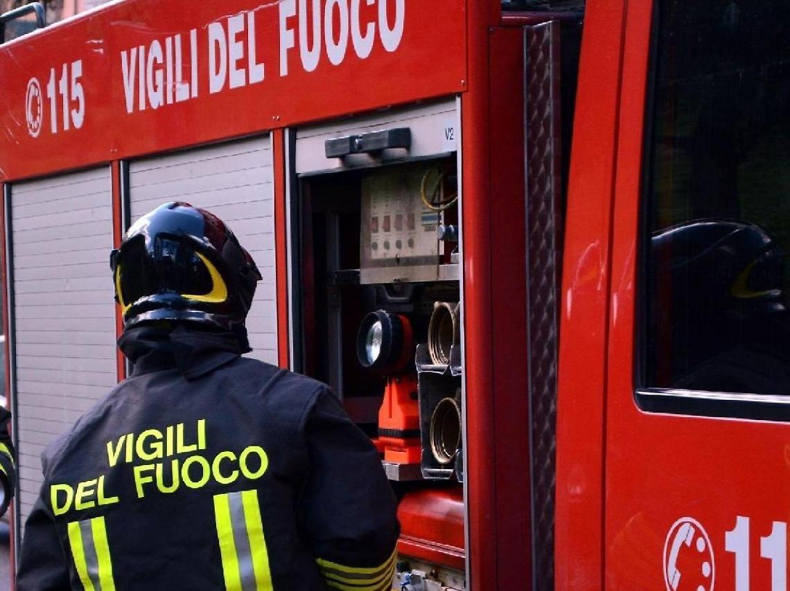 Anziano cade dal letto e resta prigioniero in casa: salvato dai vigili del fuoco