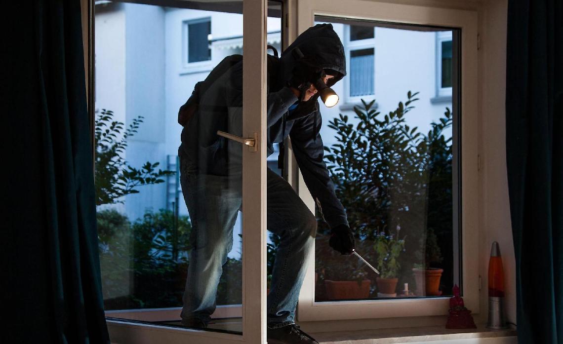 I ladri non vanno in lockdown, svaligiata una casa: refurtiva in oro, soldi e abiti