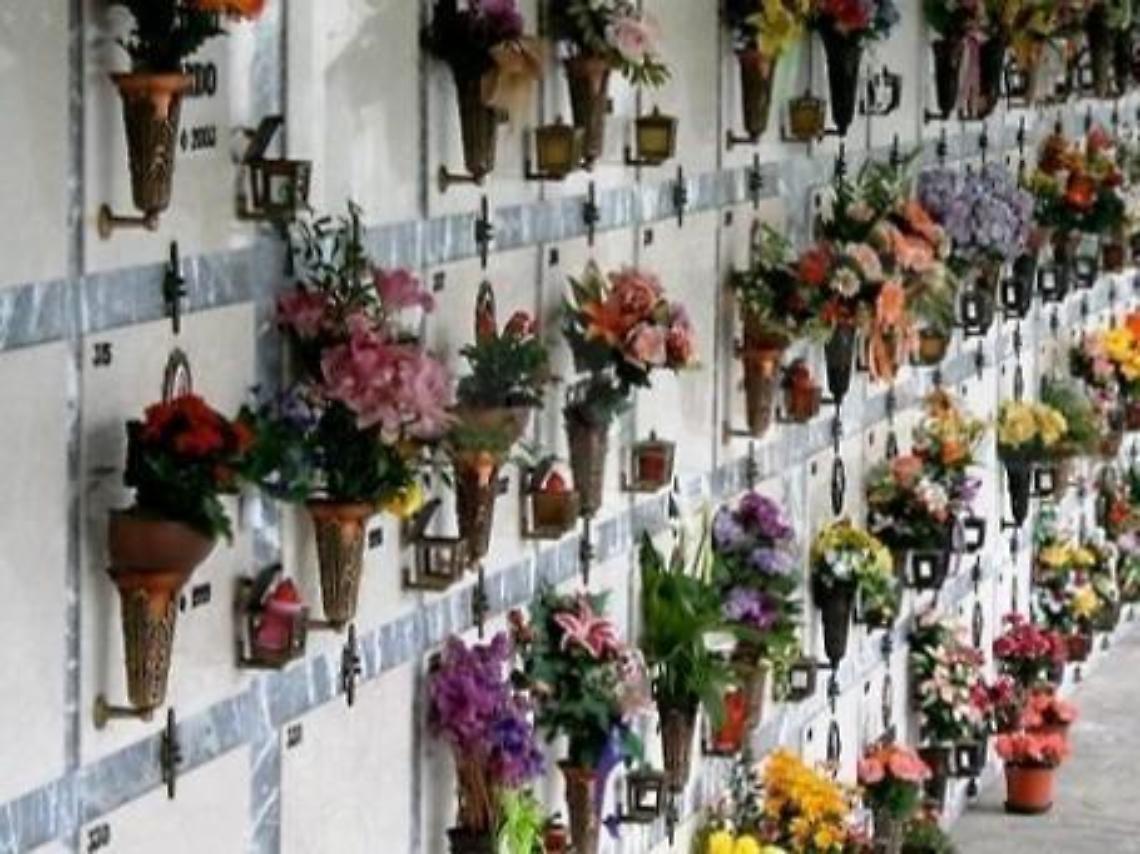 Ancora furti al cimitero, ora rubano anche i fiori per i defunti: rabbia e polemiche