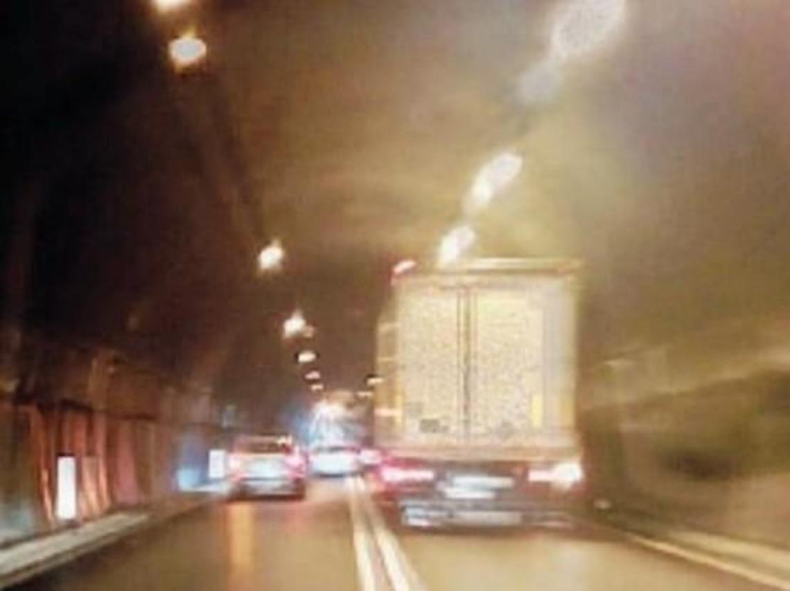Tir bloccato in galleria, momenti di paura. Poi un tamponamento e una donna in ospedale