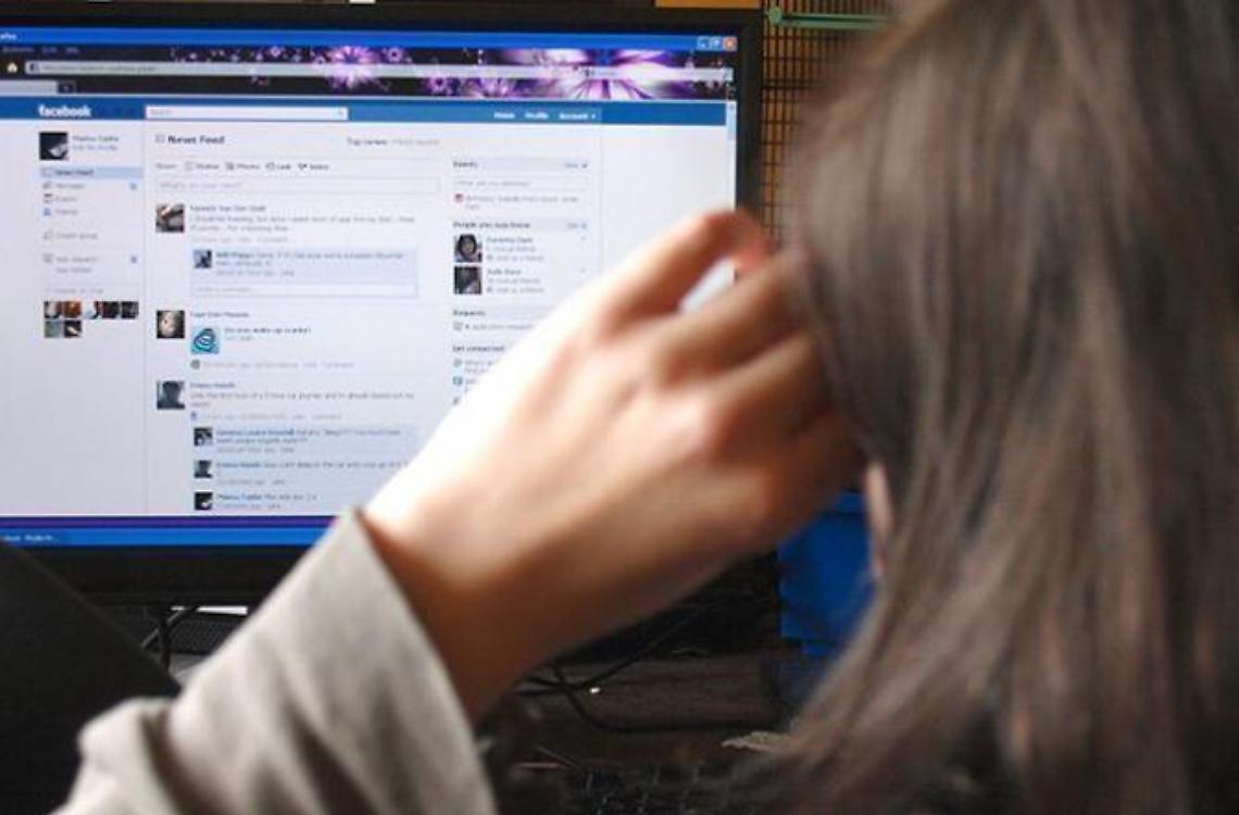 Ruba le foto dal profilo social di una ragazza e si spaccia per lei: denunciata