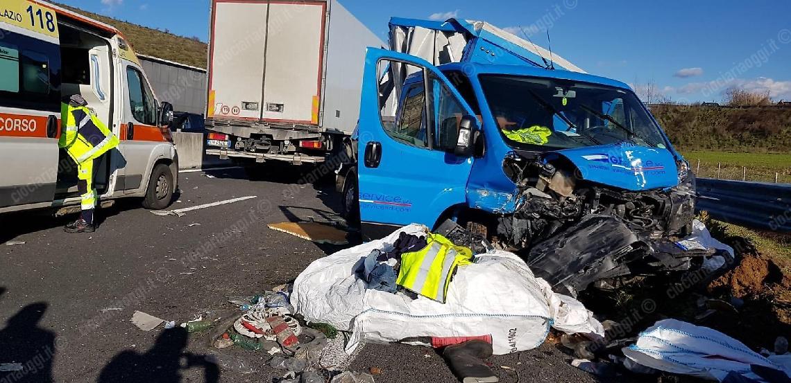 Operai investiti in superstrada, cinque i feriti: lo spaventoso scenario
