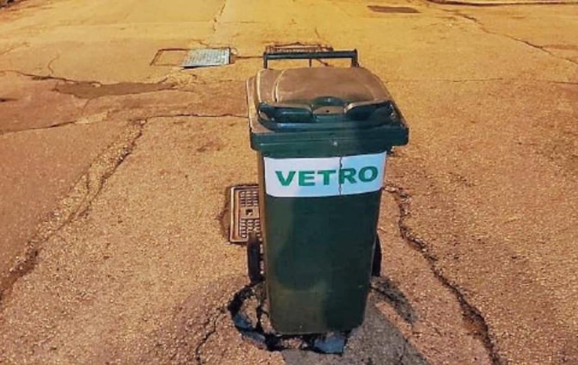 Strade colabrodo, automobilisti e pedoni in pericolo: segnalazioni continue