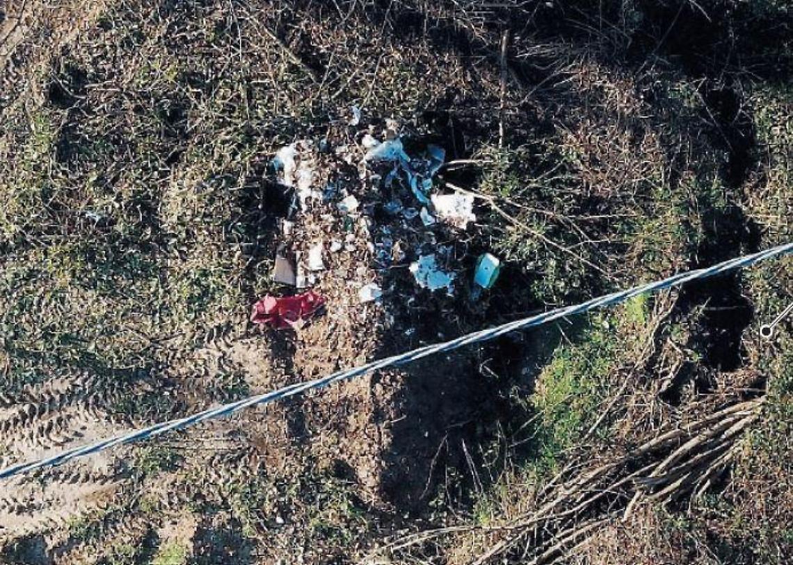 Rifiuti interrati. Una bomba: trovati anche scarti ospedalieri e medicine