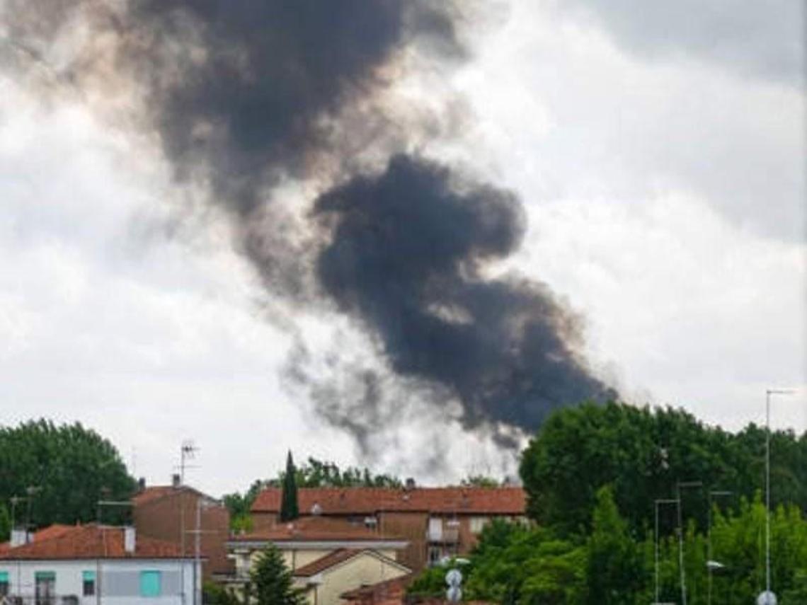 Capannone a fuoco: nube di fumo e paura. Il Sindaco: "Tenete chiuse le finestre"