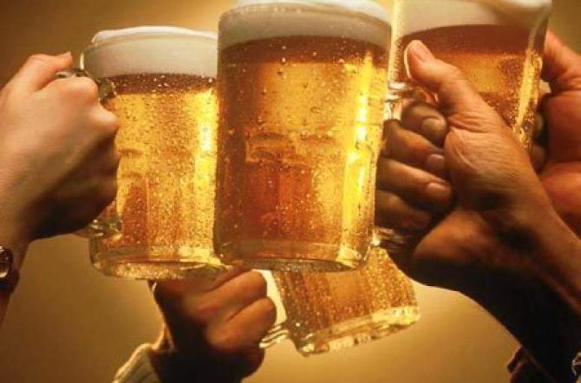 Consumano alcolici al bar dopo le 18: multati in nove. Nei guai la titolare