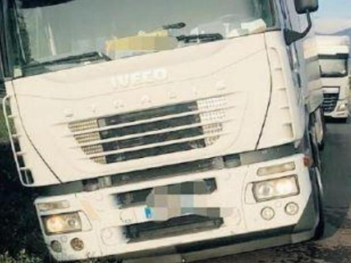 Tir esce fuori strada e si ferma a pochi metri da una casa: paura per conducente e residenti