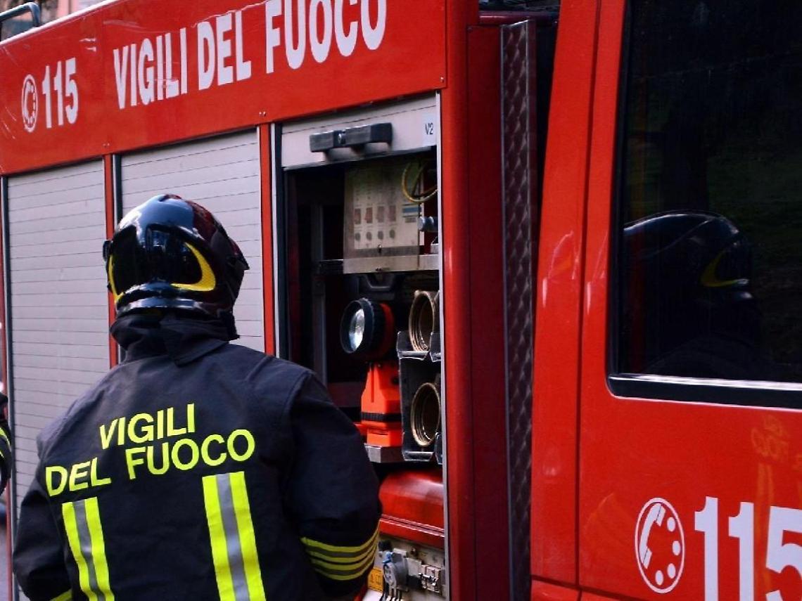 Perde il controllo dell'auto e finisce fuori strada: conducente miracolato