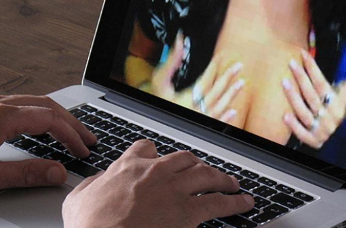 Invia video intimi ad una "donna" sui social, poi il ricatto: una denuncia