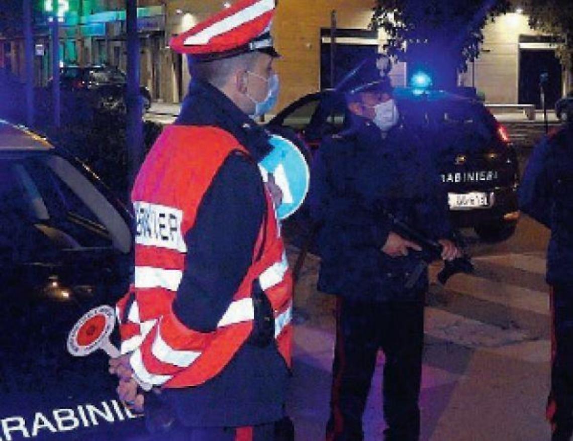 Festa "proibita" in giardino in barba al Covid: tredici multati dai carabinieri
