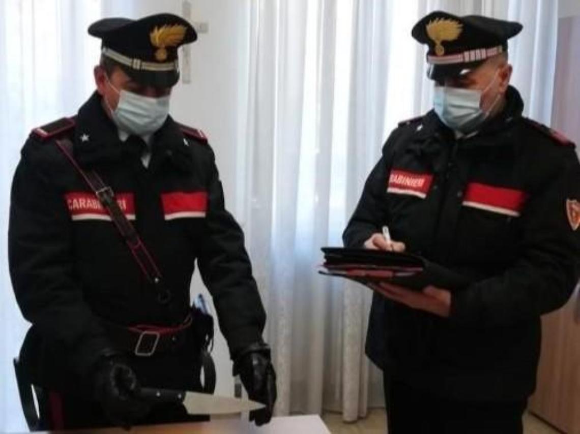 Esce di casa armata di coltello, il marito lancia l'allarme: 43enne denunciata