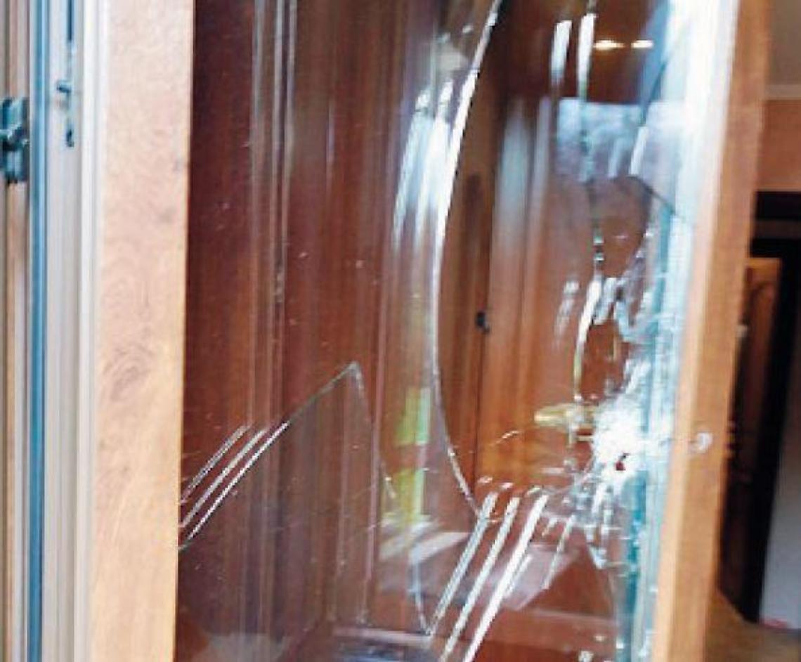 Sfondano una finestra e penetrano in casa: drammatico furto in pieno giorno