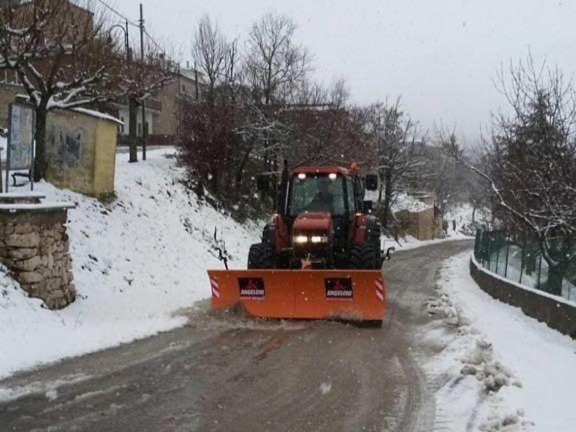 Allerta neve anche a basse quote: mezzi già pronti e spargisale in azione
