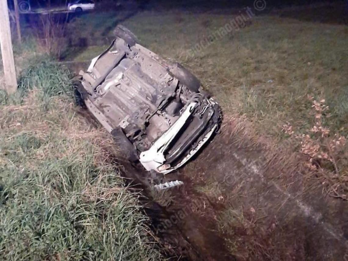 Auto finisce in un canale e si ribalta: due giovani feriti in maniera grave