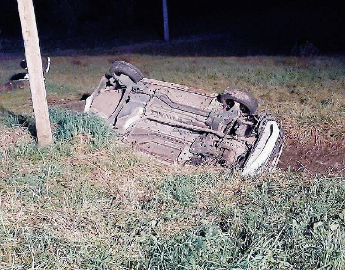 Auto finisce nel canale di scolo: giovani intrappolati tra le lamiere. Due gravi