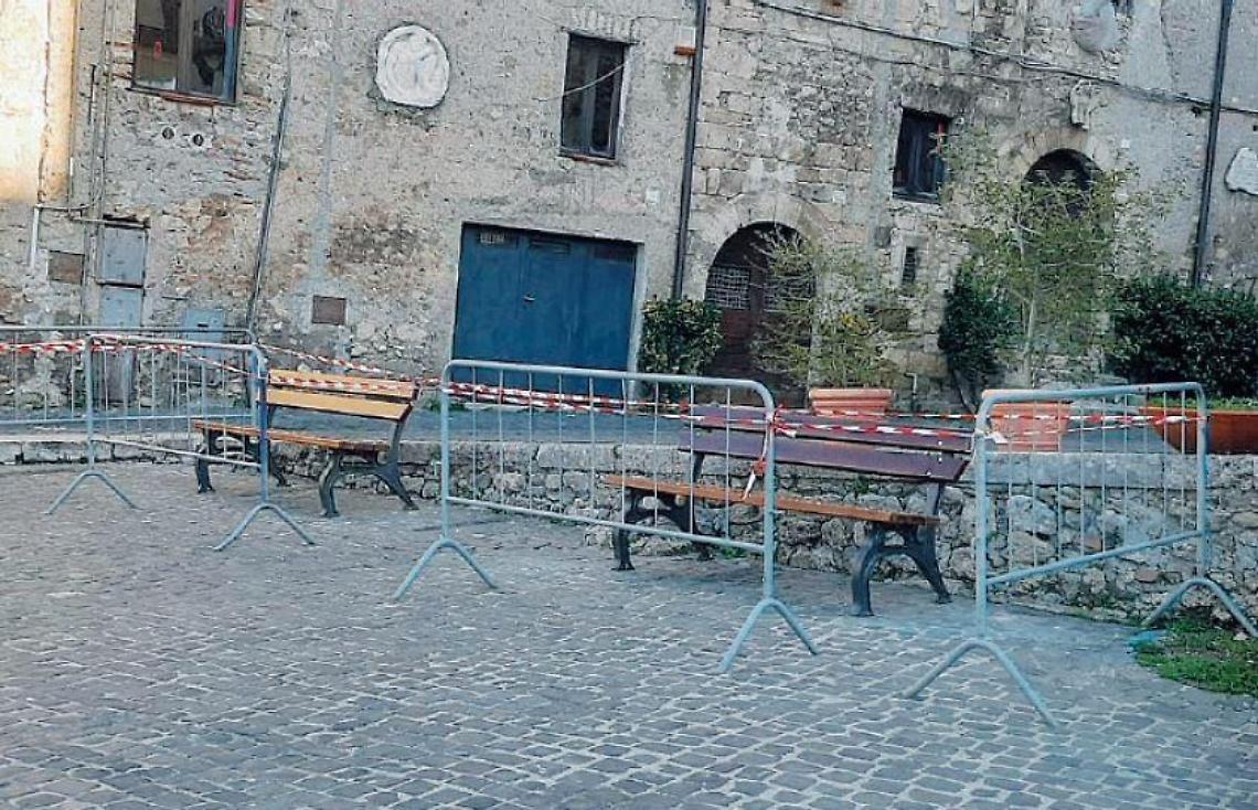 Anagni, panchine e fioriere: arrivano nuovi arredi per il decoro della città
