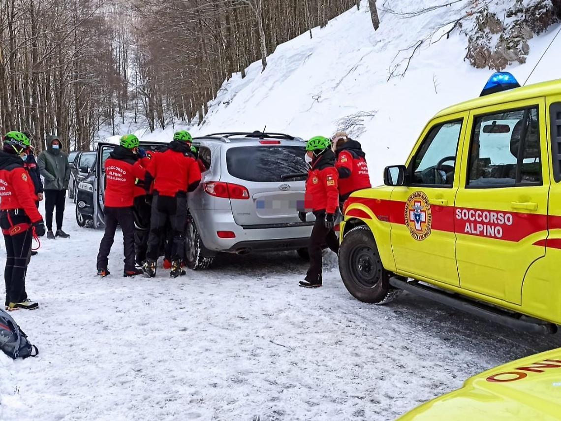 Scavalca il guar-rail e scivola sul ghiaccio per 30 metri: paura per una 41enne