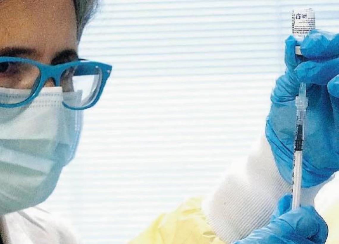 Covid, vaccino per gli over 80: uno sportello per aiutarli nella prenotazione