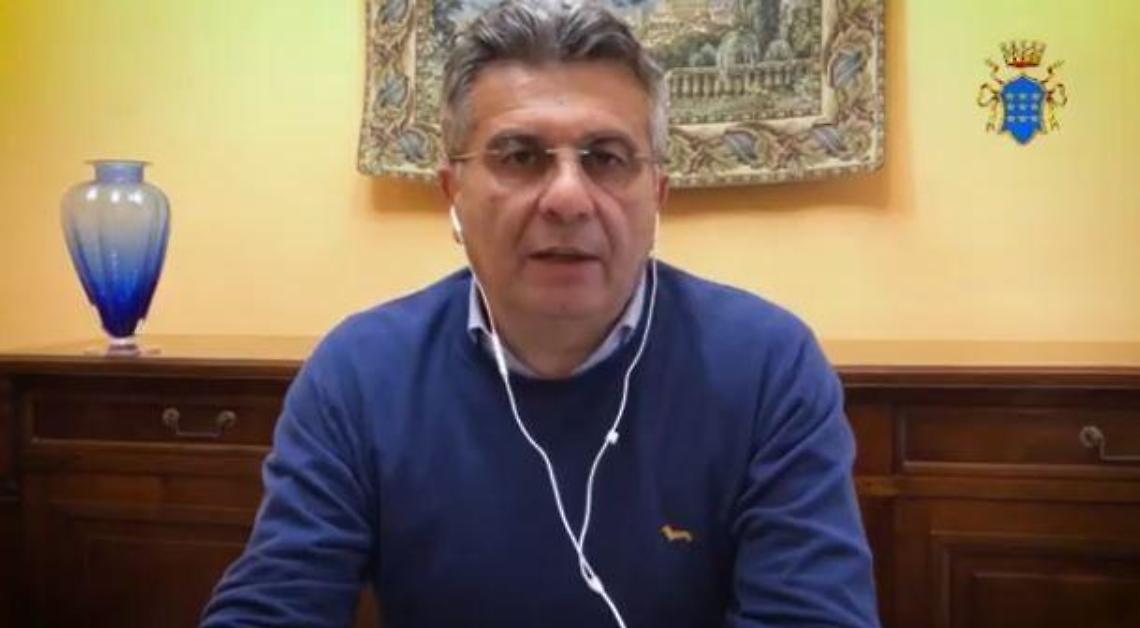 Assembramenti in piazza Labriola. Salera: "Bisogna intervenire"